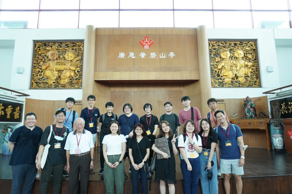 Group photo at the main hall of Kwong Wai Siew Peck San Theng, with Mr Kwan Yue Keng (front row, third from left), Chief Curator of the Peck San Theng Heritage Gallery, and Associate Professor Chui Yoon Ping (front row, centre), Deputy Dean for Core Learning, College of Interdisciplinary and Experiential Learning.