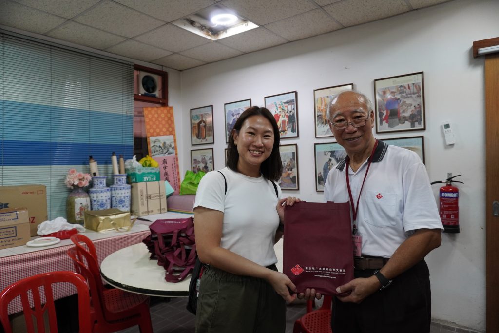Dr Lye receiving a token of appreciation from Mr Kwan. Dr Lye’s grandparents raised their children in Kampong San Theng until the area was redeveloped during the 1970s.